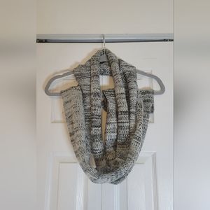 Women's Gray Multitone Cable Knit Scarf